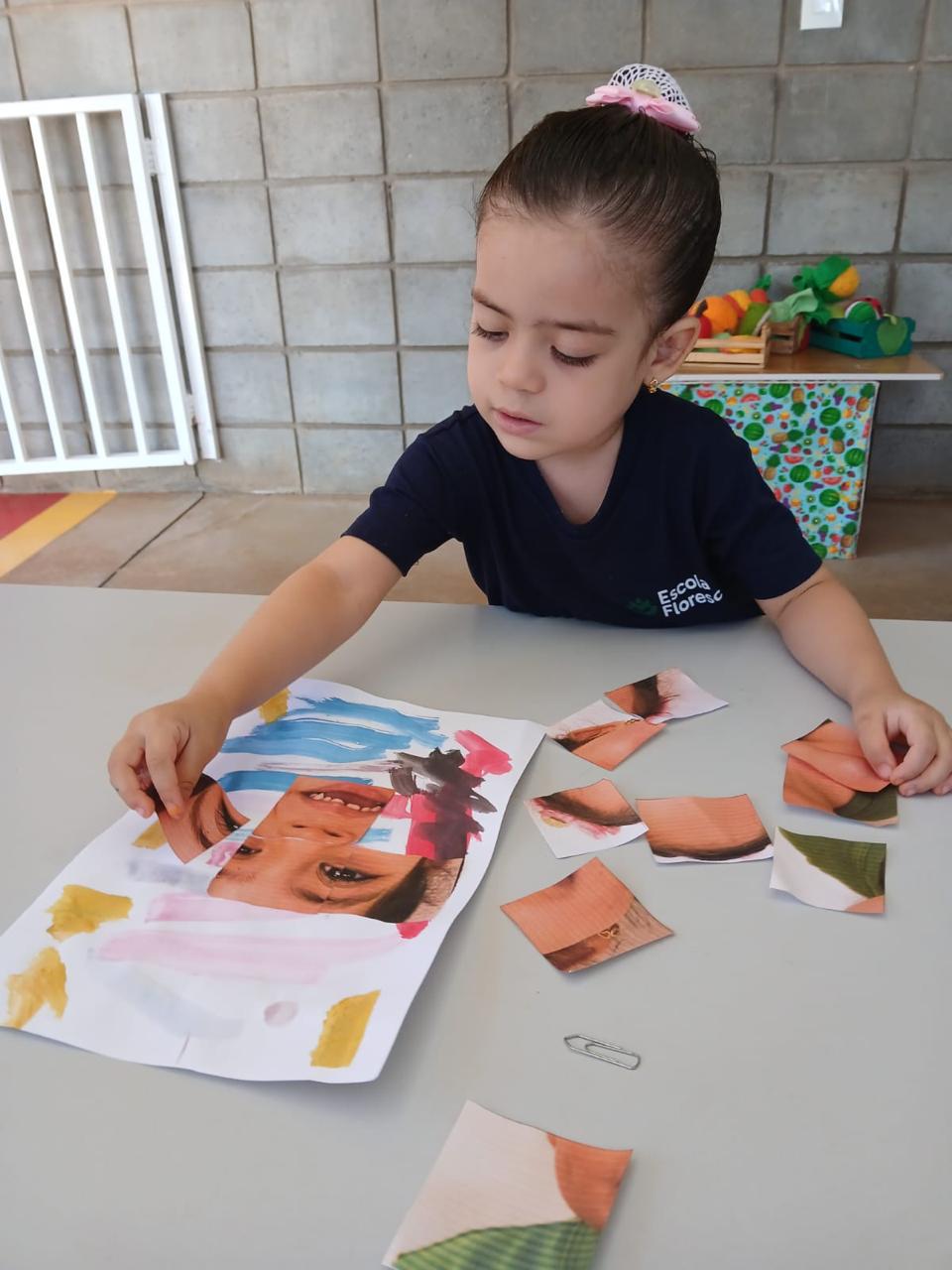Alunos colaborando em atividade em grupo
