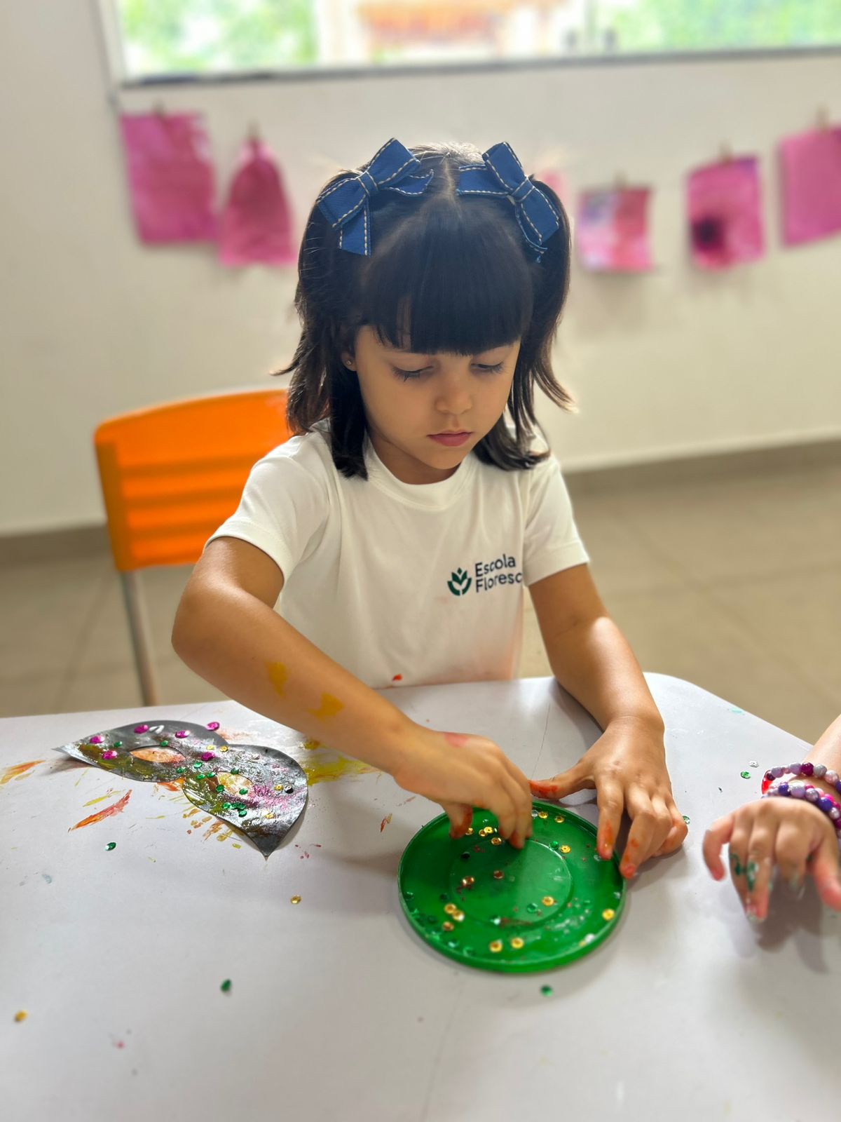 Professora acompanhando aluno de perto na Escola Florescer